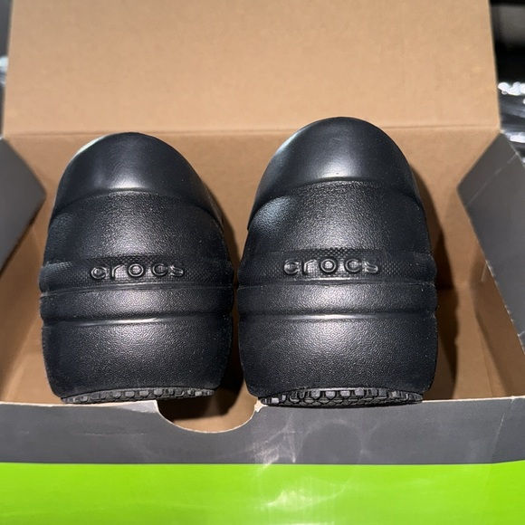 Looking to sell my gently used pair of Work Crocs, size 9. - Picture 5 of 7
